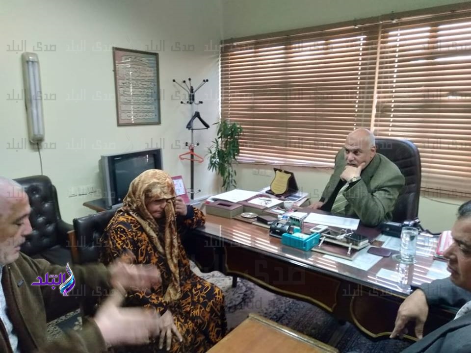 رئيس مدينة طوخ يستقبل بائعة البرسيم المتعدى عليها