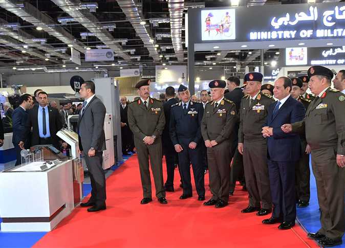 الرئيس السيسي بجناح وزارة الانتاج الحربي بمعرض EDEX 2018