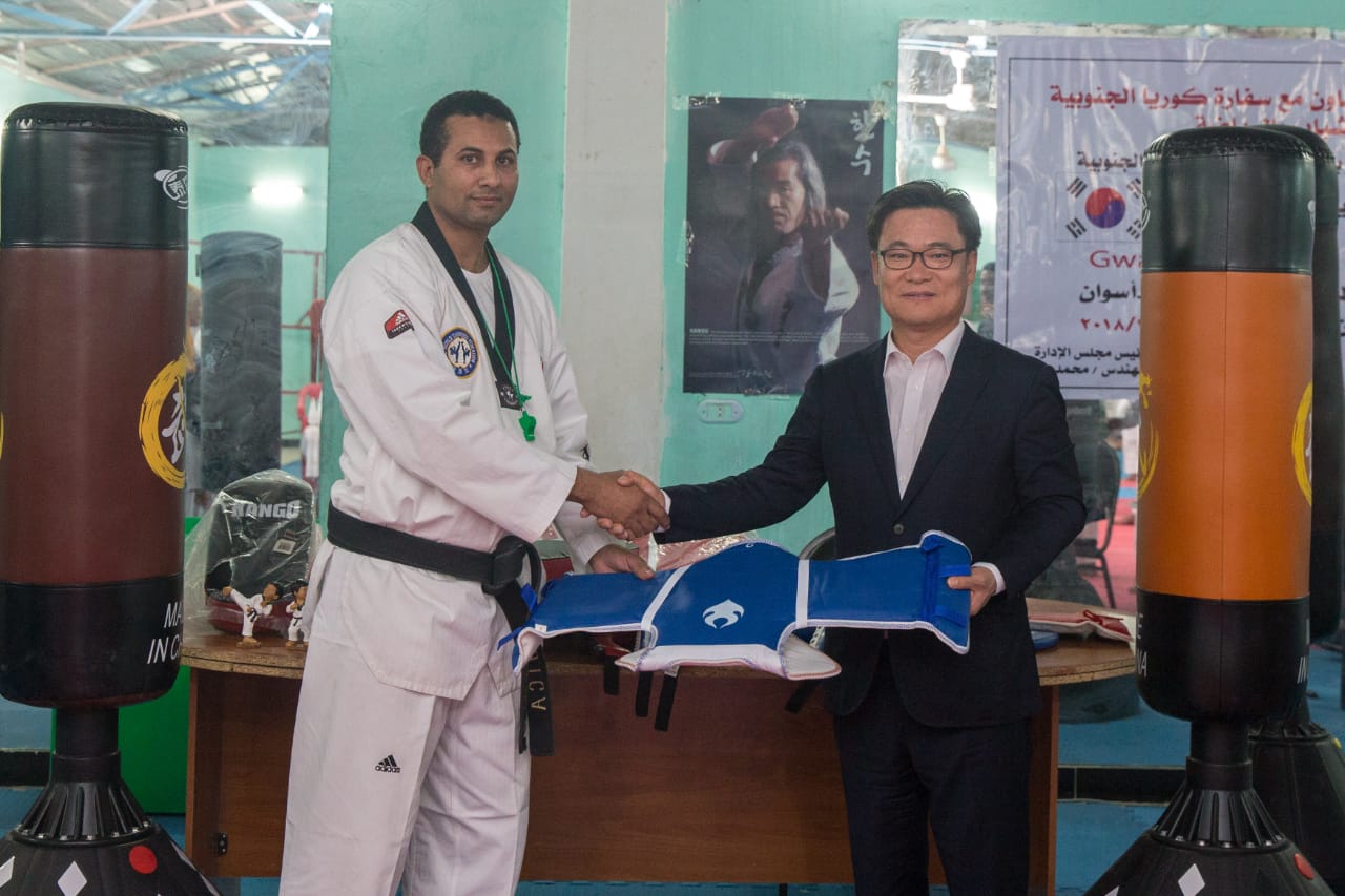 مدير المركز الثقافي الكوري يصافح أحد المشاركين في الدورة 