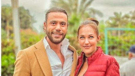 محمد إمام يظهر مع السلطانة هيام في كواليس لص بغداد