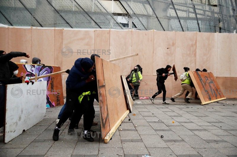 السترات الصفراء تختبىء وراء سواتر 