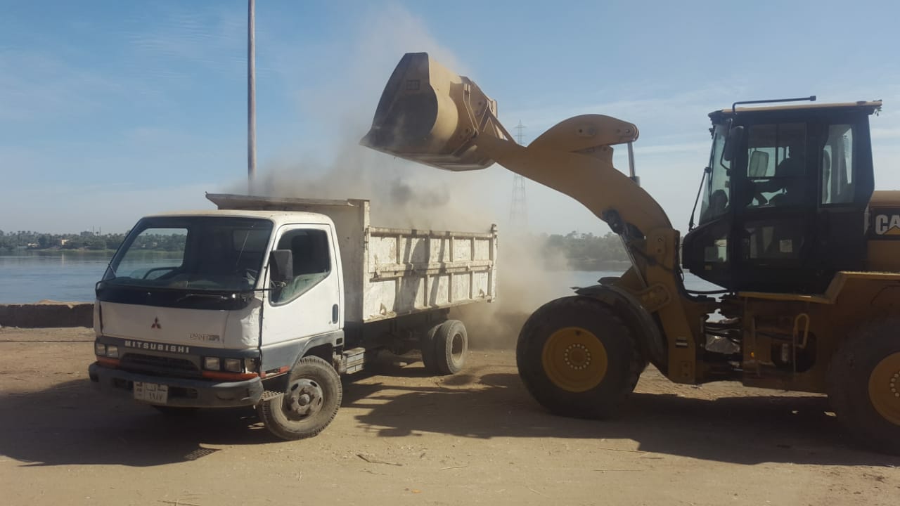 رفع 413 طن مخلفات بمدن قوص ونقاده والوقف