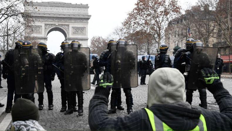 السترات الصفر تستلم أمام الشرطة الفرنسية 