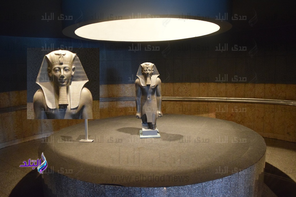 التمثال في متحف الأقصر التمثال في متحف الأقصر