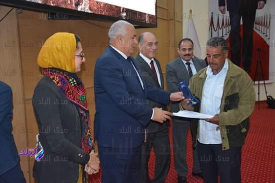 محافظة الوادي الجديد تبدا تسليم عقود تقنين أراضى الدولة