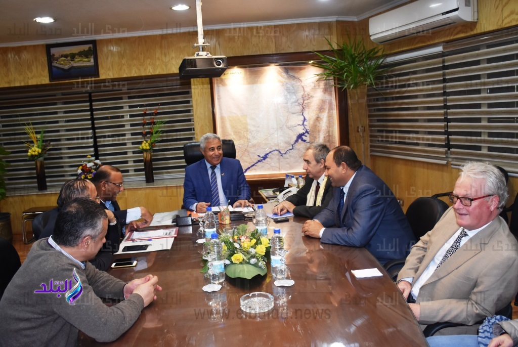 محافظ أسوان يجتمع مع وفد الصندوق الدولى للتنمية الزراعية