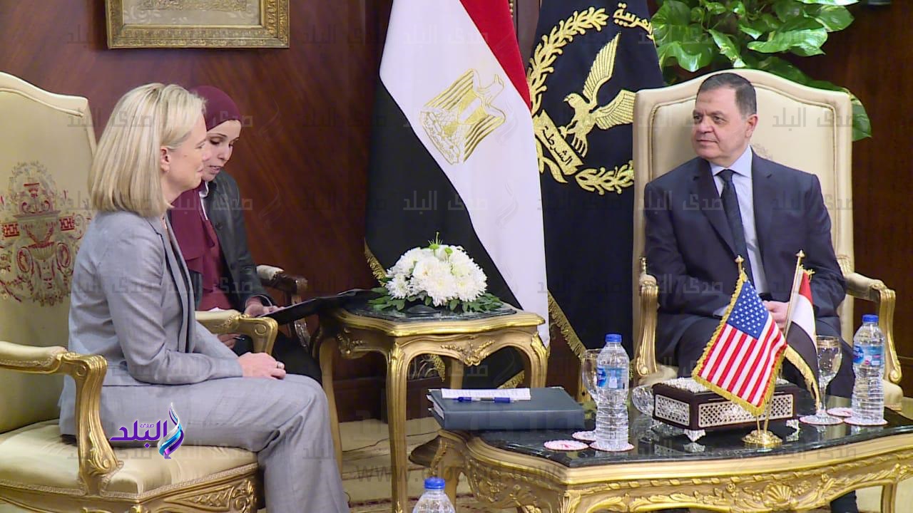 وزير الداخلية خلال لقائه نظيرته الأمريكية