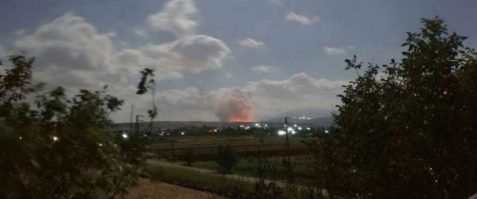 انفجارات متتالية على الحدود اللبنانية الإسرائيلية انفجارات متتالية على الحدود اللبنانية الإسرائيلية