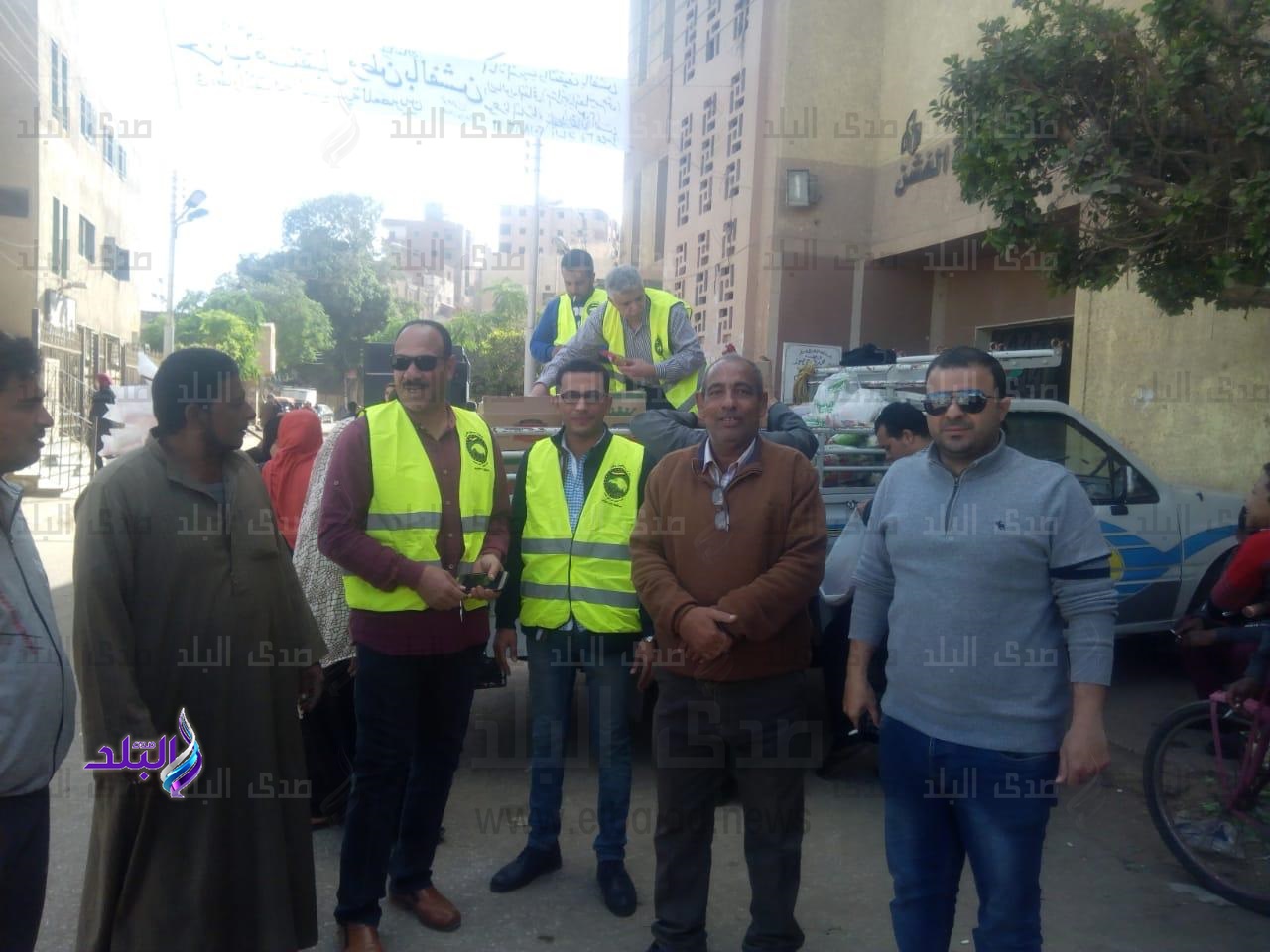 مستقبل وطن يوفر سيارات لبيع السلع الغذائية بمركز الفشن