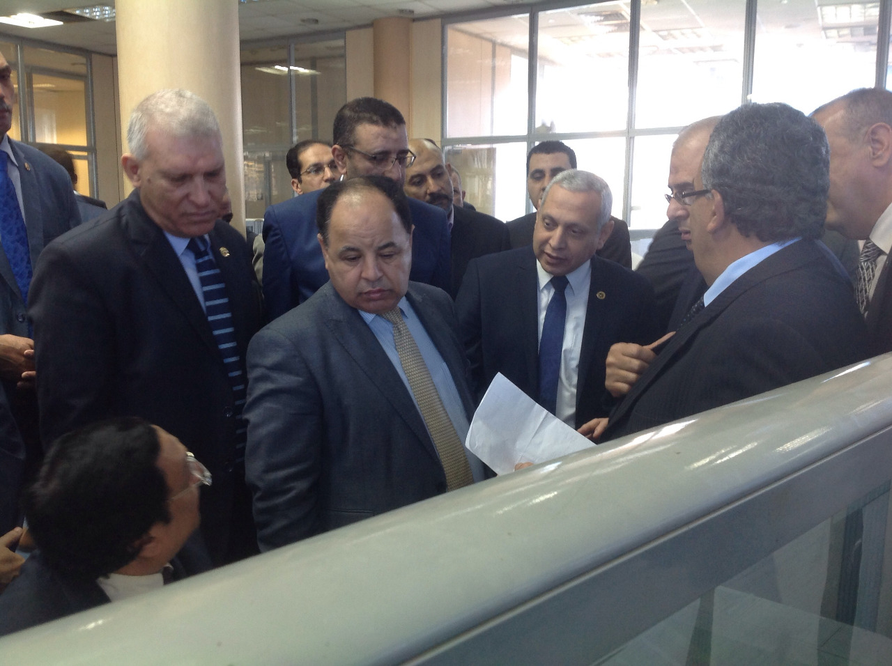 وزير المالية خلال الجولة