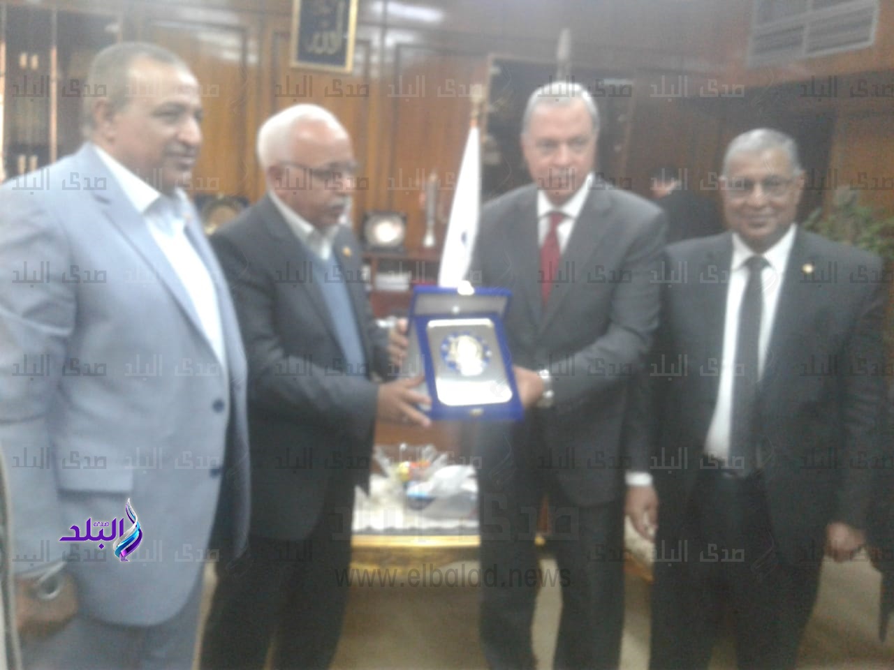 محافظ قنا يستعرض قضايا عماليه مع رئيس نقابة العاملين بالبناء