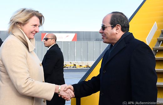 الرئيس السيسي فور وصوله مطار فيينا أمس 