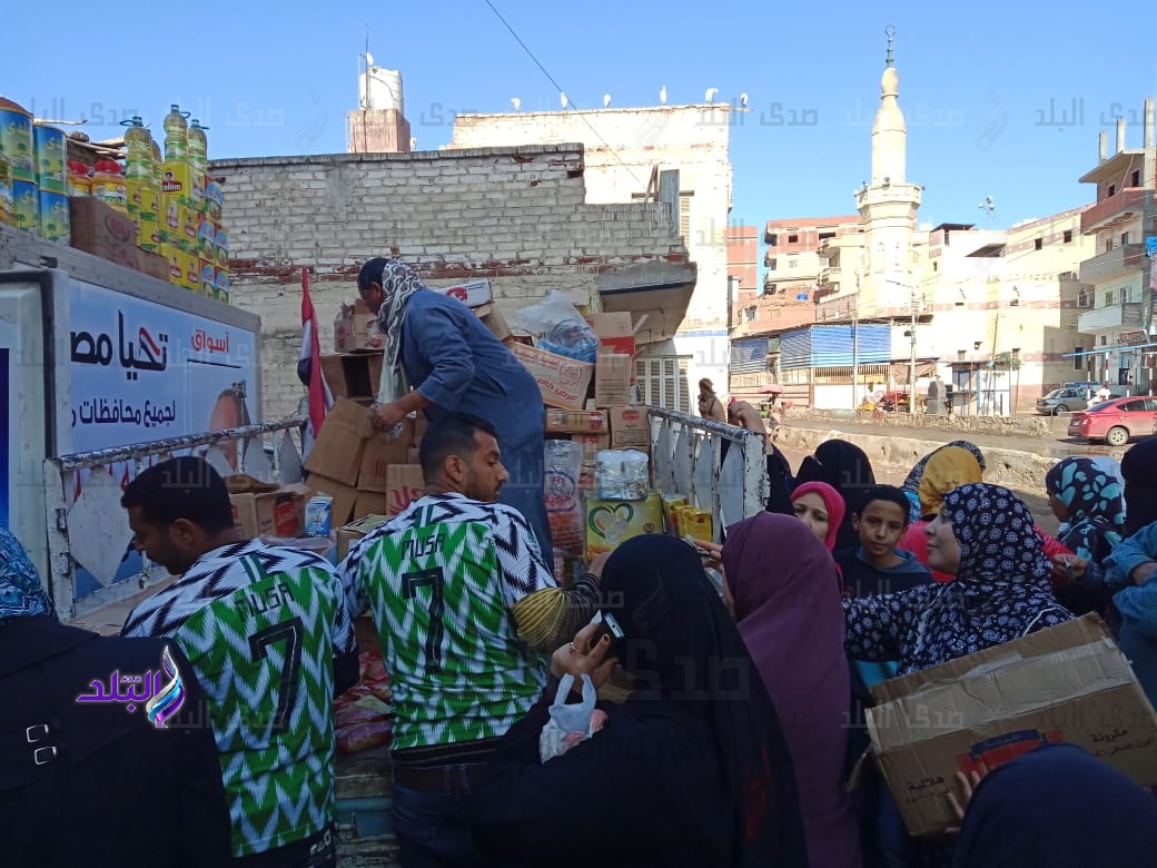 قافلة سلع غذائية بقرية القرضا قافلة سلع غذائية بقرية القرضا