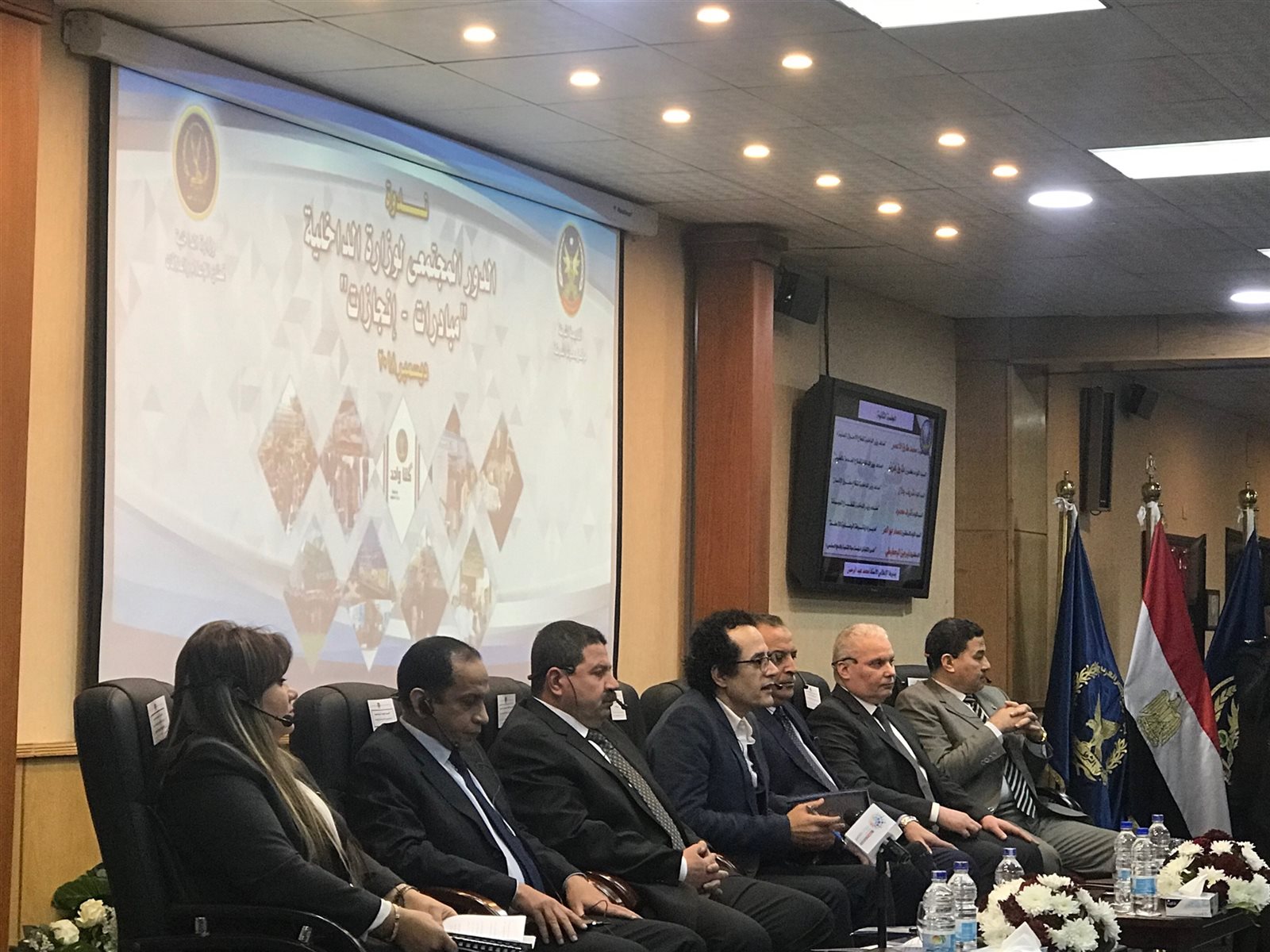 جانب من الندوة جانب من الندوة