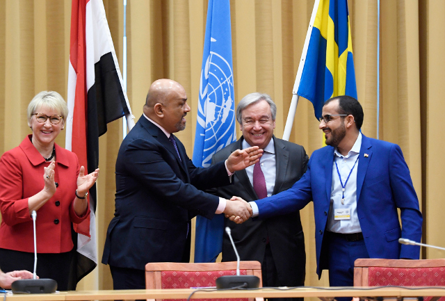 مصافحة تاريخية بين ممثلي الحكومة اليمنية والحوثيين 