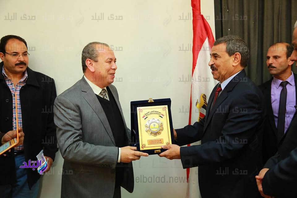محافظ كفر الشيخ يكرم السكرتير العام لبلوغه السن القانونية محافظ كفر الشيخ يكرم السكرتير العام لبلوغه السن القانونية