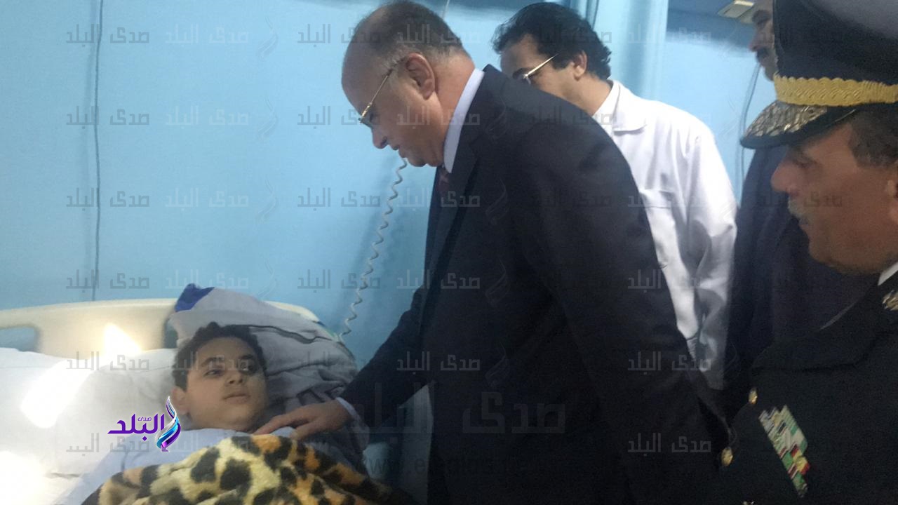 محافظ القاهرة خلال زيارة المصابين الطلاب 