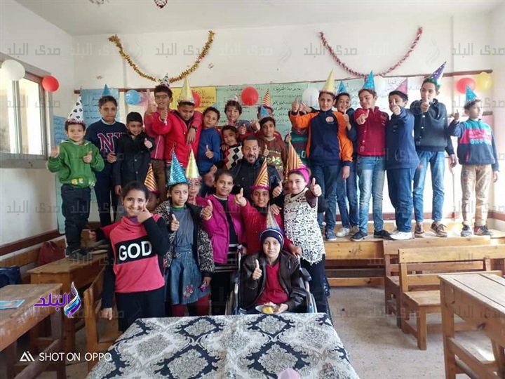 عمر مريض السرطان سعيد بحفاوة زملائه باستقباله 