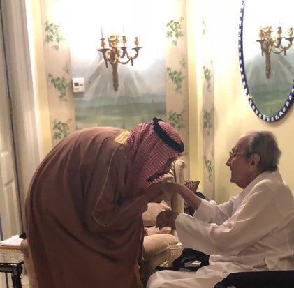 الملك سلمان يقبل يد شقيقة طلال الملك سلمان يقبل يد شقيقة طلال