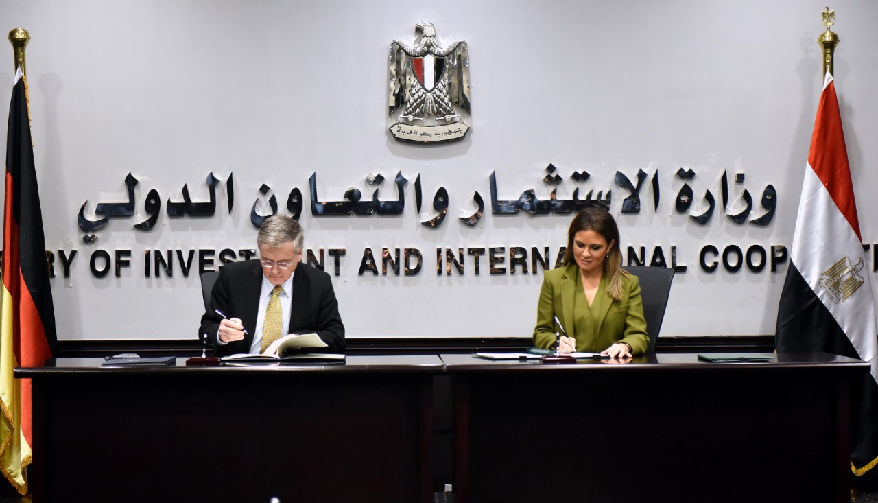 جانب من التوقيع 