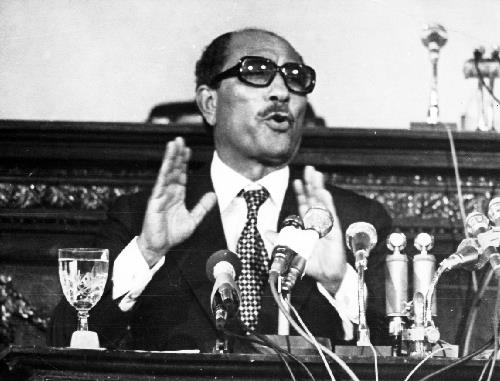 الرئيس الراحل محمد أنور السادات أمام البرلمان المصرى
