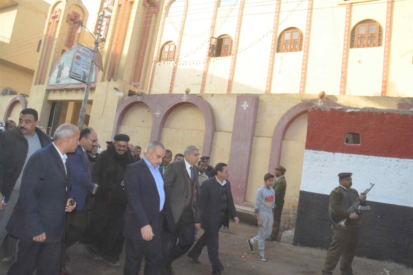 محافظ المنيا ومدير الأمن يتفقدان عددا من الكنائس