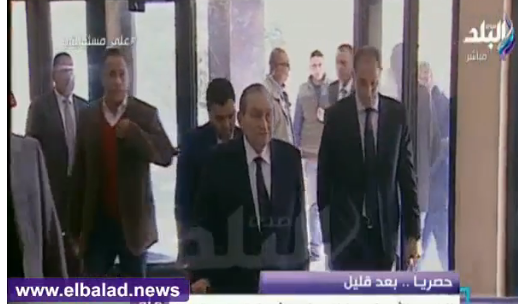 مبارك يدخل قاعة المحكمة 