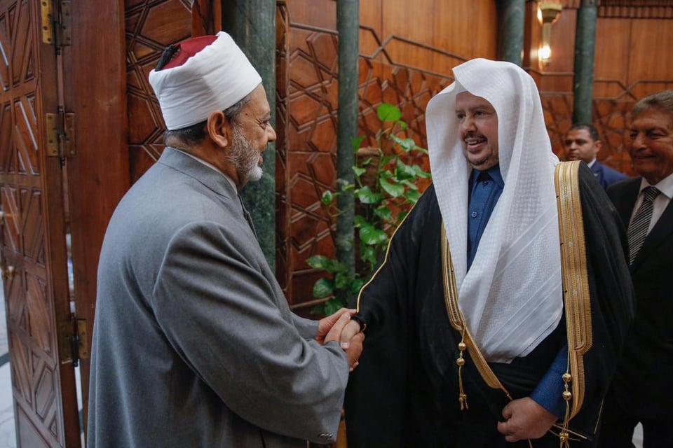 شيخ الأزهر خلال إستقباله رئيس مجلس الشورى السعودي شيخ الأزهر خلال إستقباله رئيس مجلس الشورى السعودي