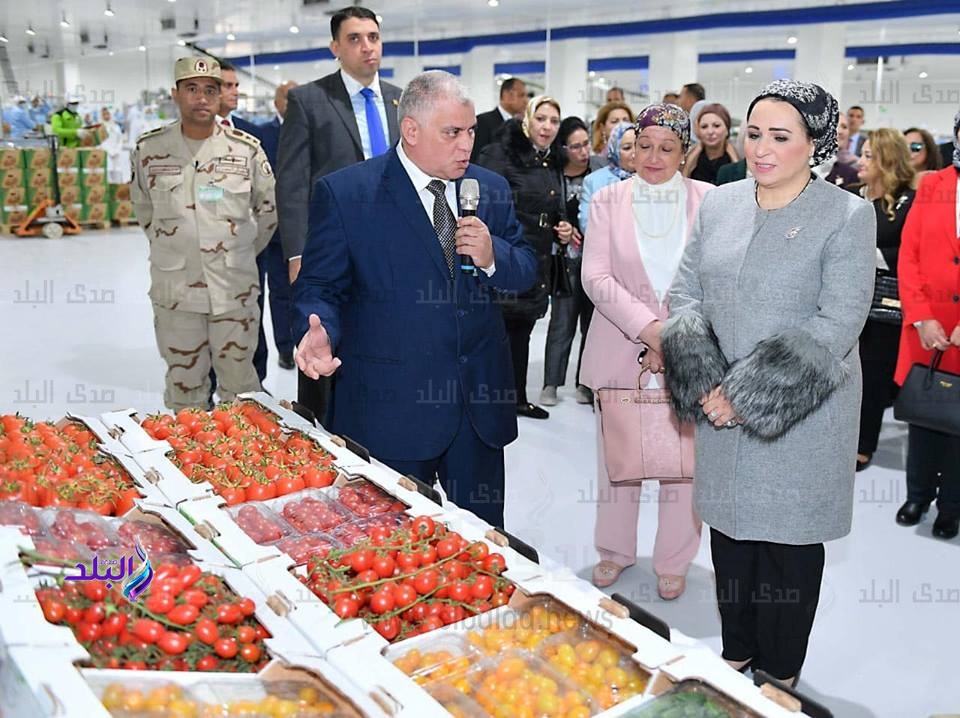قرينة الرئيس السيسى تزور مشروع الصوب الزراعية بالعاشر