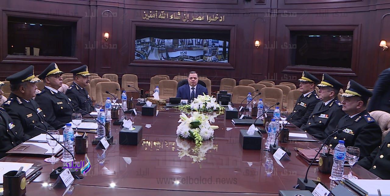 وزير الداخلية يجتمع بالقيادات الأمنية وزير الداخلية يجتمع بالقيادات الأمنية