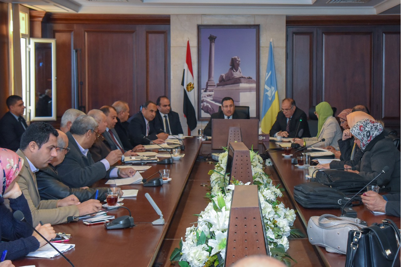 اجتماع محافظ الاسكندرية مع التنفيذيين