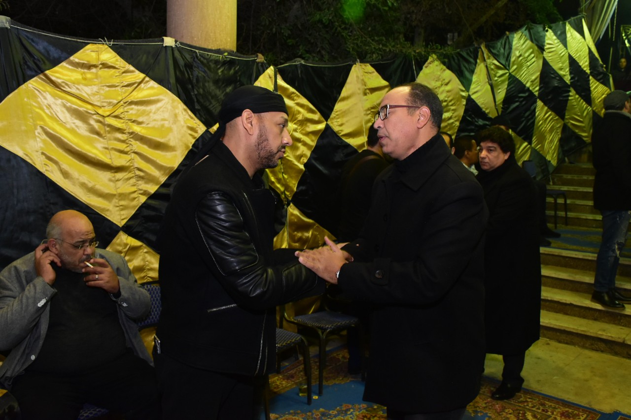 عصام كاريكا يتلقى العزاء فى والده 