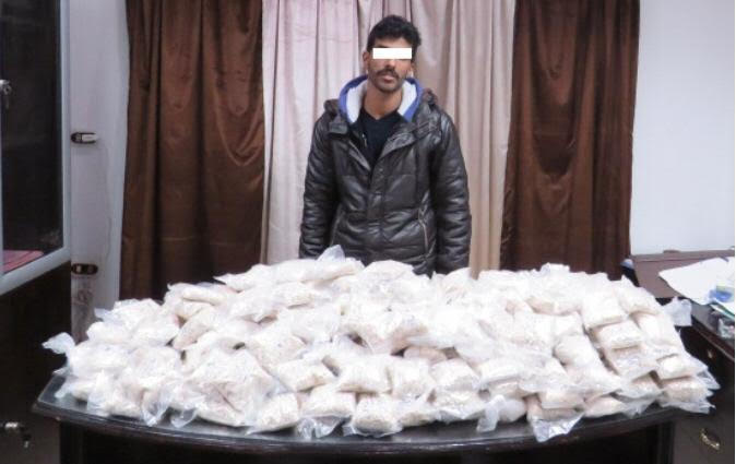 المتهم بحوزتة المضبوطات