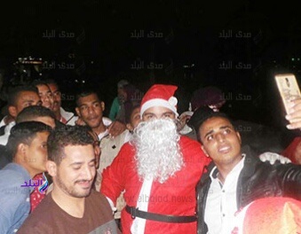 مواطنين وسائحين بأسوان يحتفلون بليلة رأس السنة