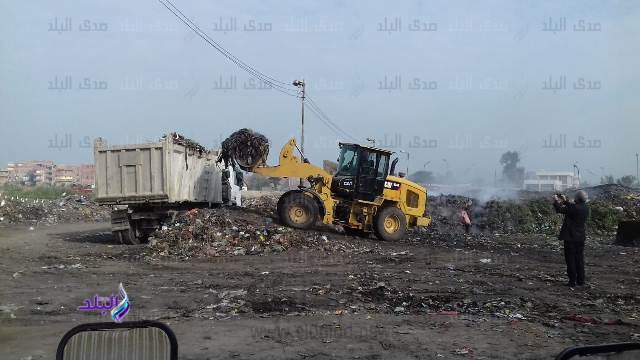 رفع أكوام القمامة المتراكمة رفع أكوام القمامة المتراكمة