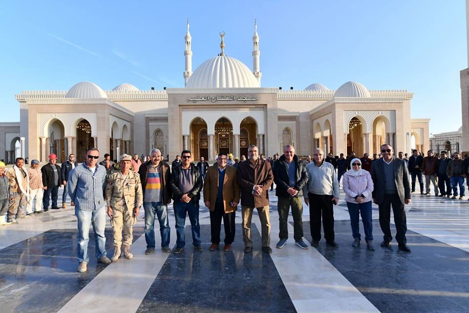 العاملين بمشروع مسجد الفتاح العليم قبل ساعات من افتتاحه العاملين بمشروع مسجد الفتاح العليم قبل ساعات من افتتاحه