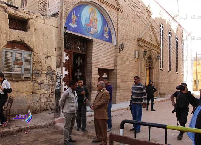 صورة من أمام احدى الكنائس