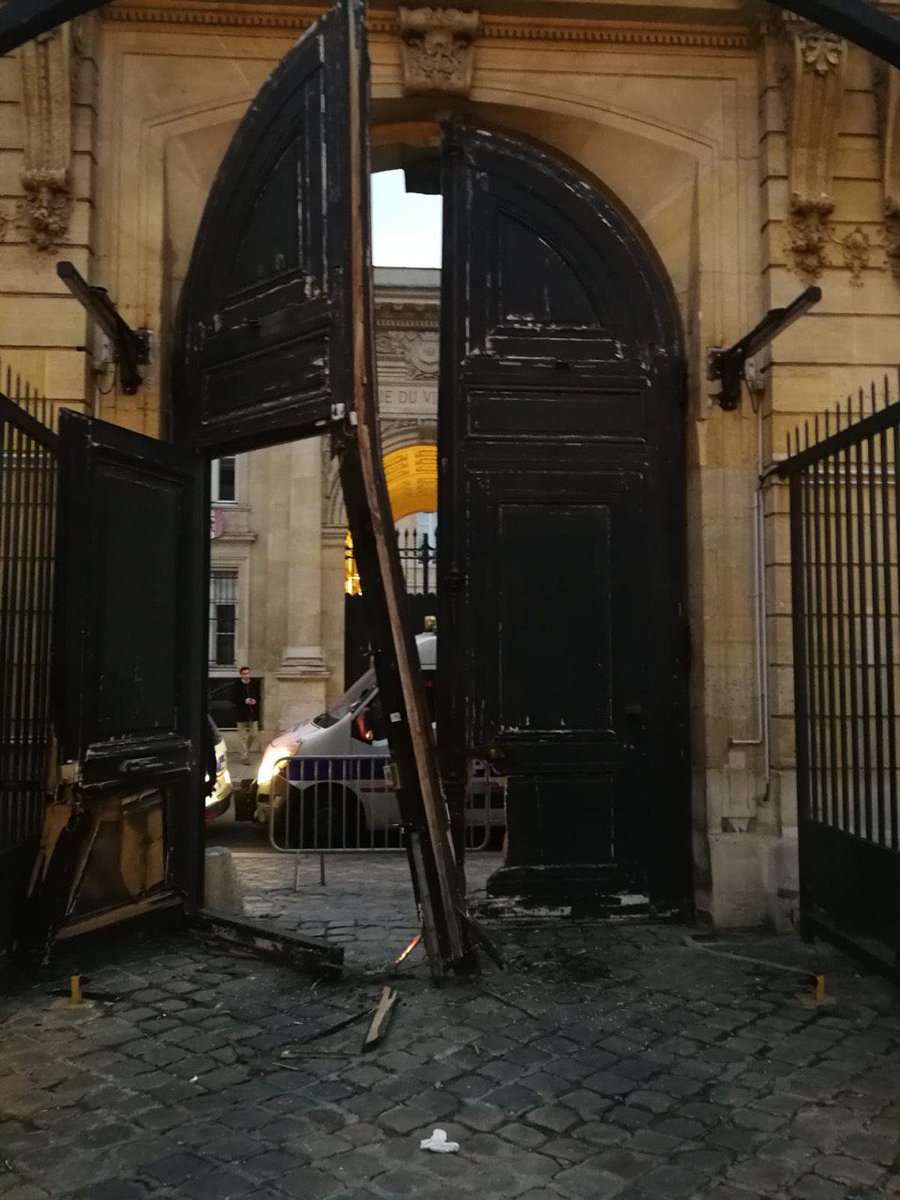 صورة من المبنى