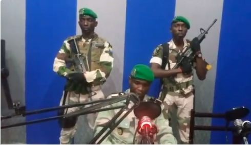 عناصر الجيش الجابوني بعد سيطرتهم على الاذاعة في ليبرفيل