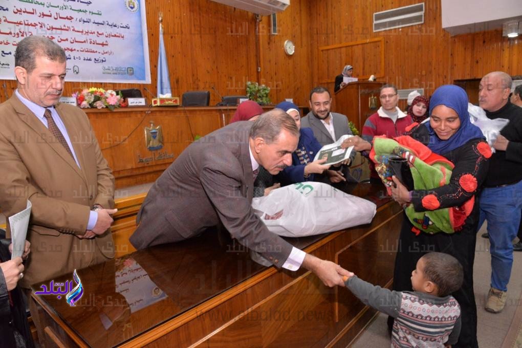 محافظ أسيوط يسلم بطاطين وشهادات أمان للأسر الأكثر فقرًا