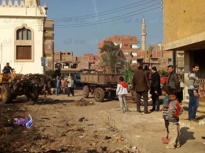 رفع 80 طن قمامة من امام قري كفر الحصر وكفر الحمام بالزقازيق