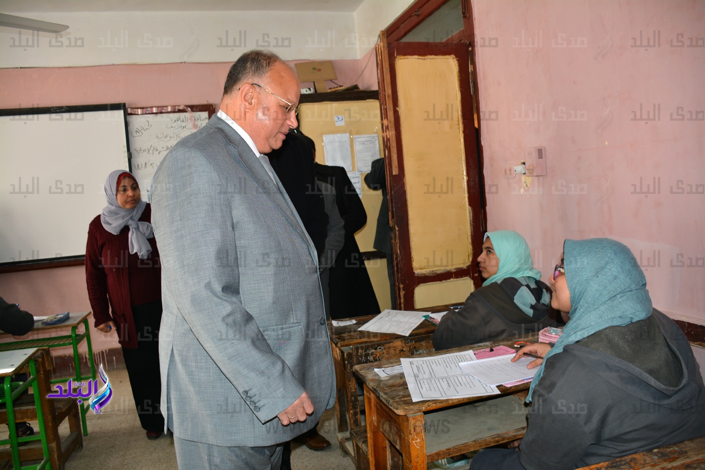 محافظ القاهرة يتفقد امتحانات الفصل الدراسي الأول للشهادة الا محافظ القاهرة يتفقد امتحانات الفصل الدراسي الأول للشهادة الا