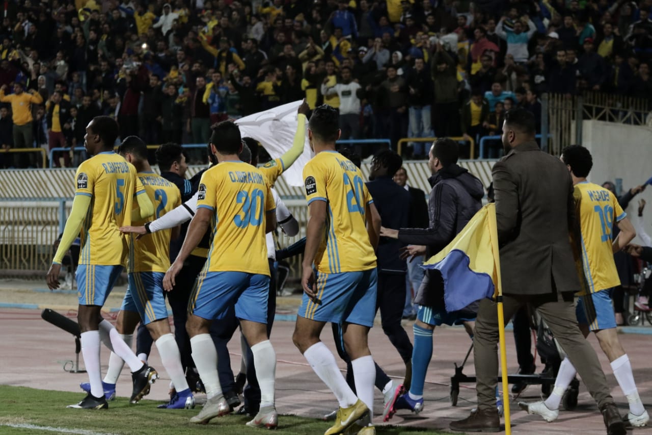 اشتباكات بين الأمن وجماهير الإسماعيلي عقب المباراة اشتباكات بين الأمن وجماهير الإسماعيلي عقب المباراة