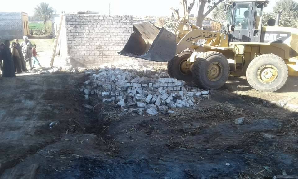 إزالة تعديات على أراضي زراعية بالقوصية 