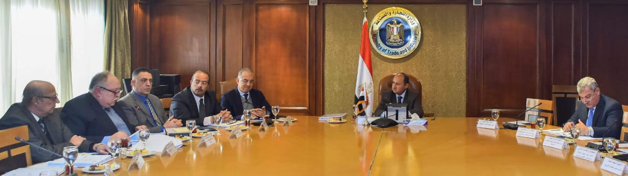 وزير التجارة و الصناعة خلال الاجتماع 