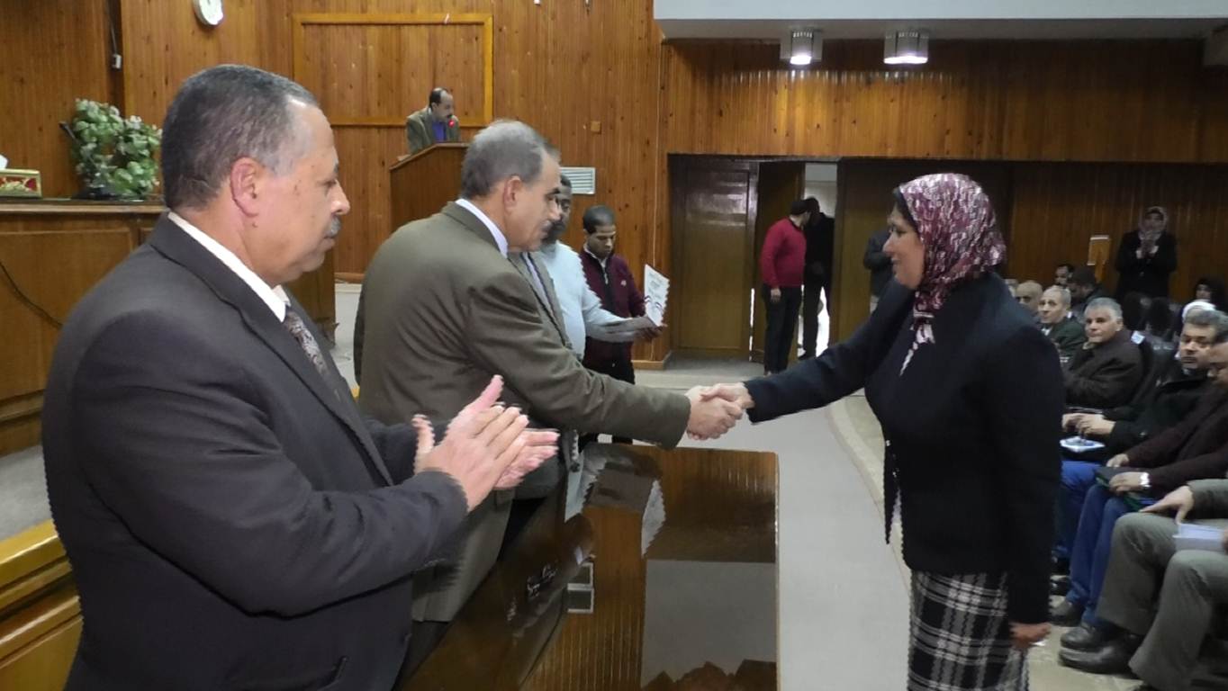 تكريم أطباء المعامل المركزية بالجامعة تكريم أطباء المعامل المركزية بالجامعة