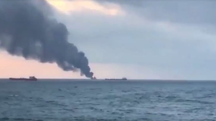 اشتعال النار في سفينتين بمضيق كيرتش اشتعال النار في سفينتين بمضيق كيرتش