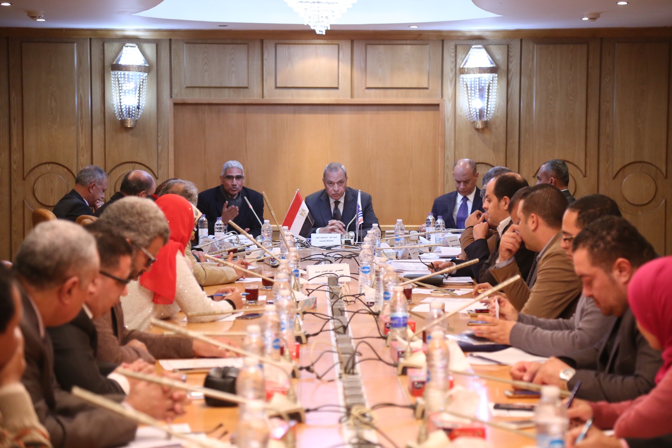 محافظ قنا يناقش الاستعدادات لتنفيذ مبادرة "100 مليون صحة"