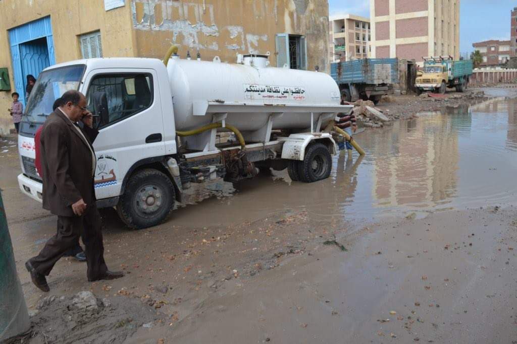 رئيس مدينة بلطيم يتابع سحب مياه ومخلفات الأمطار
