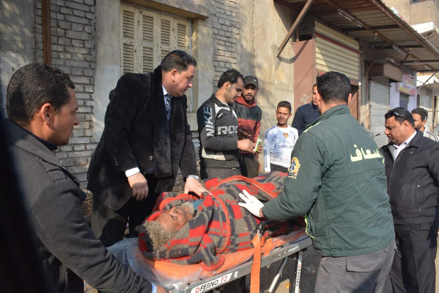 نقل أحد المواطنين فاقدى المأوى إلى مستشفى نقل أحد المواطنين فاقدى المأوى إلى مستشفى